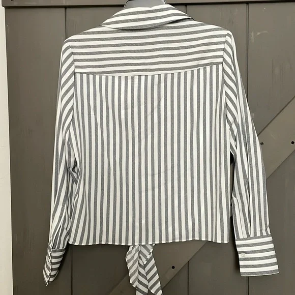 Button down casual top - Picture 2 of 7